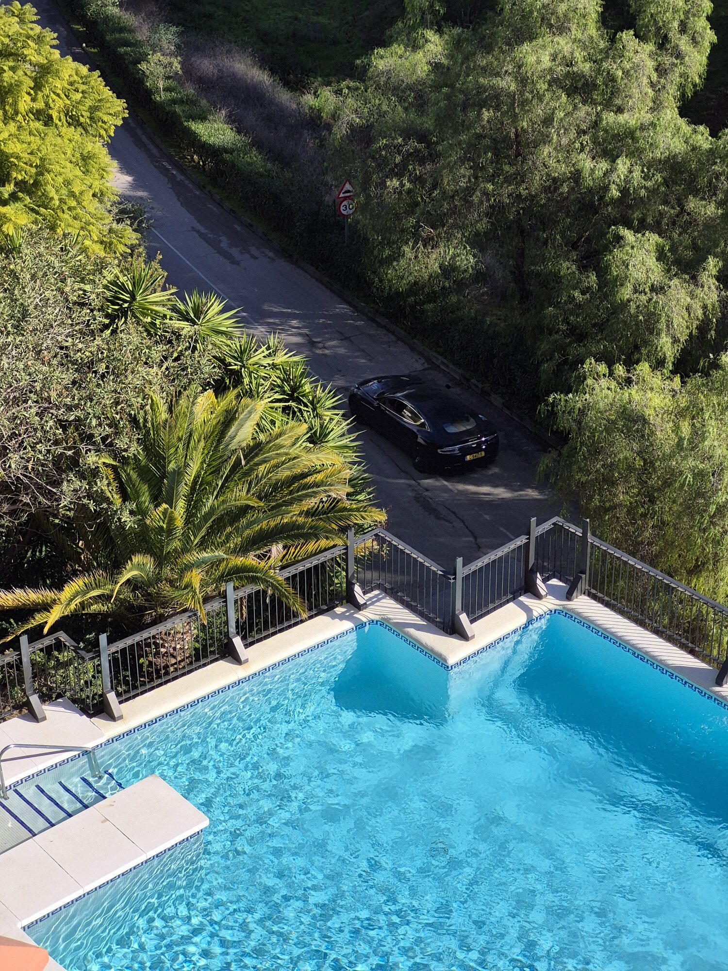 Gäster vid Casa Inflectos pool med utsikt över bergen.